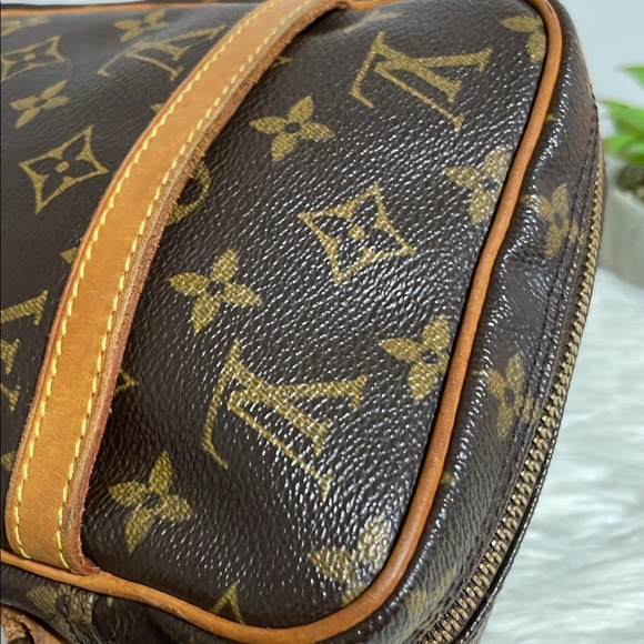 Louis Vuitton Danube Crossbody - Picture 10 of 16